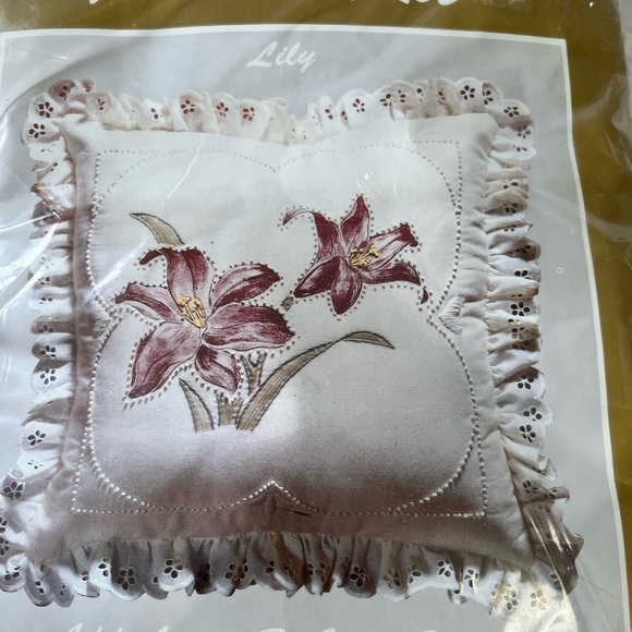 Candlewicking Kit Designs  Needlework Vintage Embroidery Pillow NIP - Picture 5 of 5
